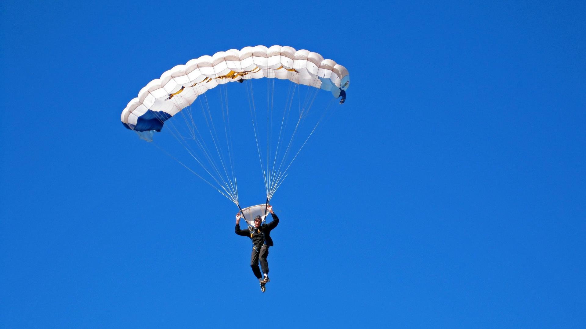 校园足球赛事周期短制约球员成长积累，校园足球时间